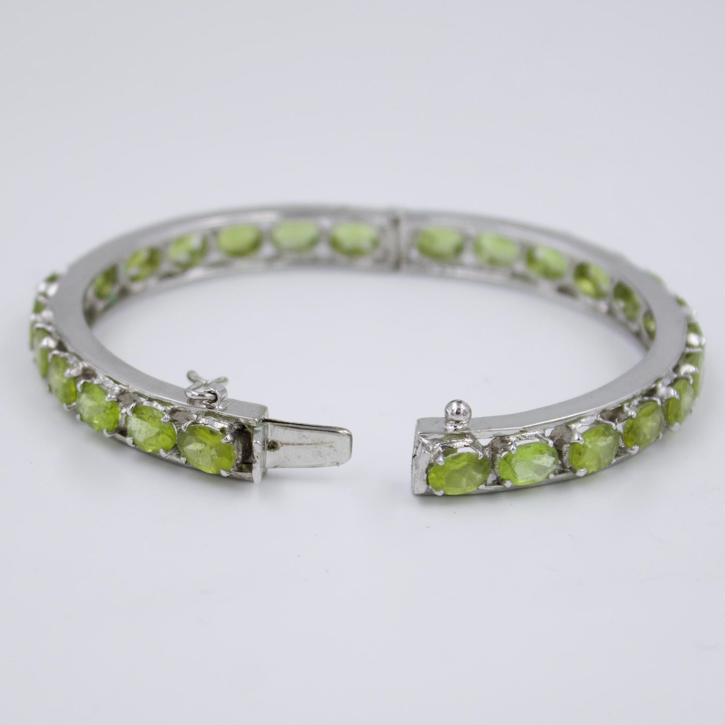 Vintage 7.8 TCW AAA Natural Peridot Hinged Bangle Bracelet in Sterling Silver