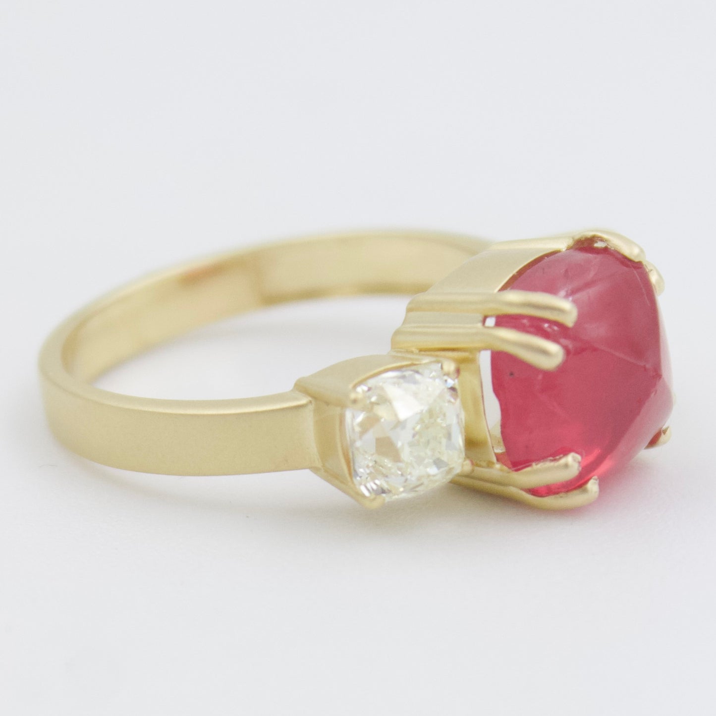 Unique 5.34 Ct Mahenge Red Spinel & Old Mine Diamond 3 Stone Ring in 18KY Gold