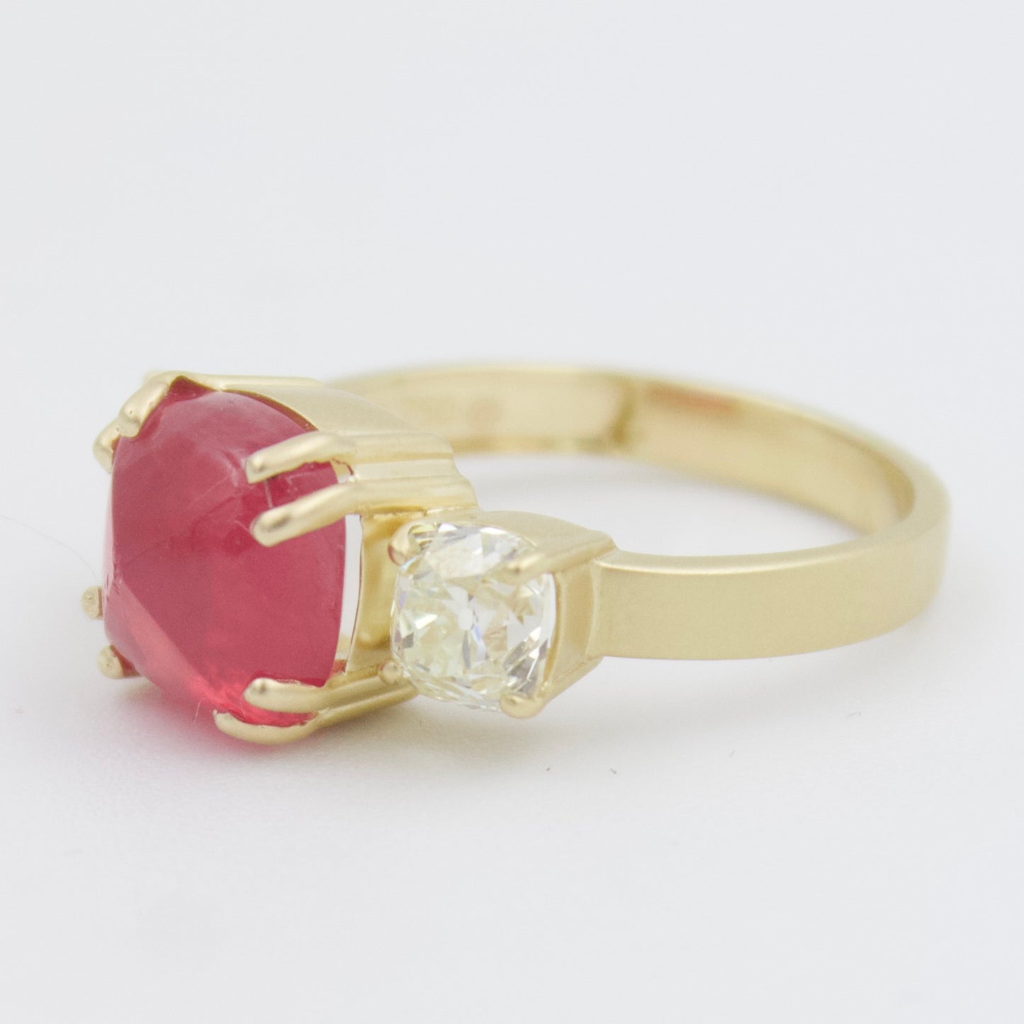 Unique 5.34 Ct Mahenge Red Spinel & Old Mine Diamond 3 Stone Ring in 18KY Gold