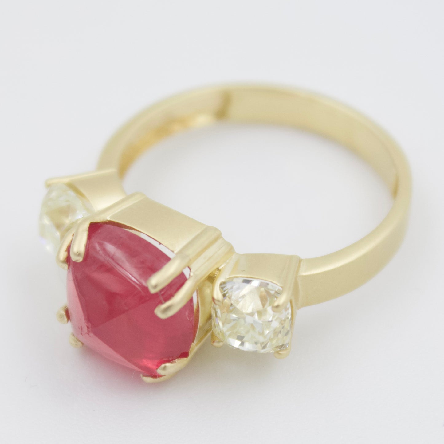 Unique 5.34 Ct Mahenge Red Spinel & Old Mine Diamond 3 Stone Ring in 18KY Gold