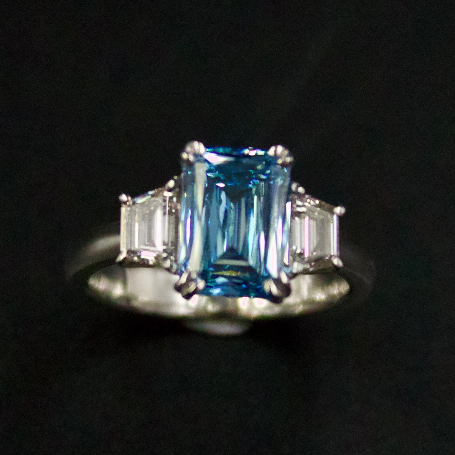 Elegant ct IGI Certified Fancy Vivid Blue Lab Grown Diamond