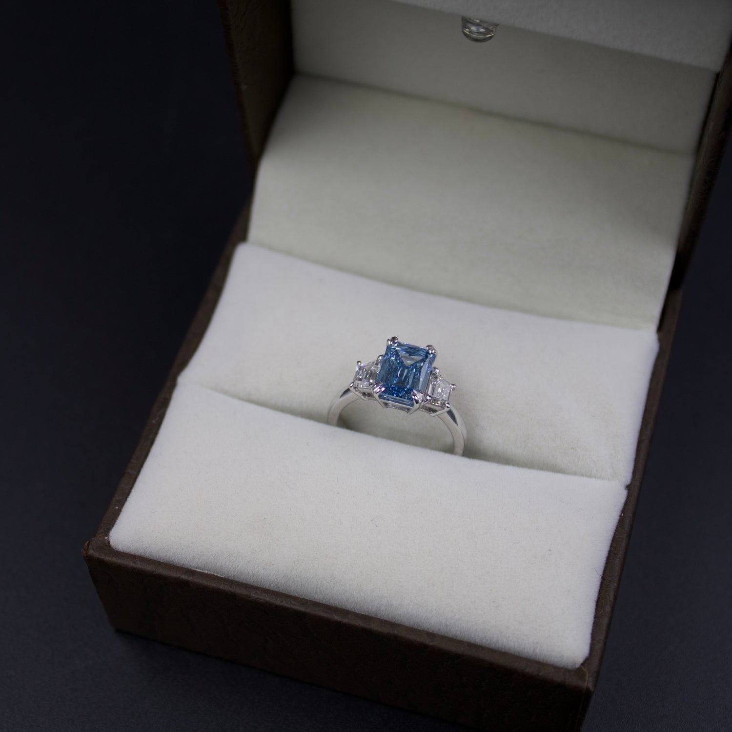 Elegant ct IGI Certified Fancy Vivid Blue Lab Grown Diamond